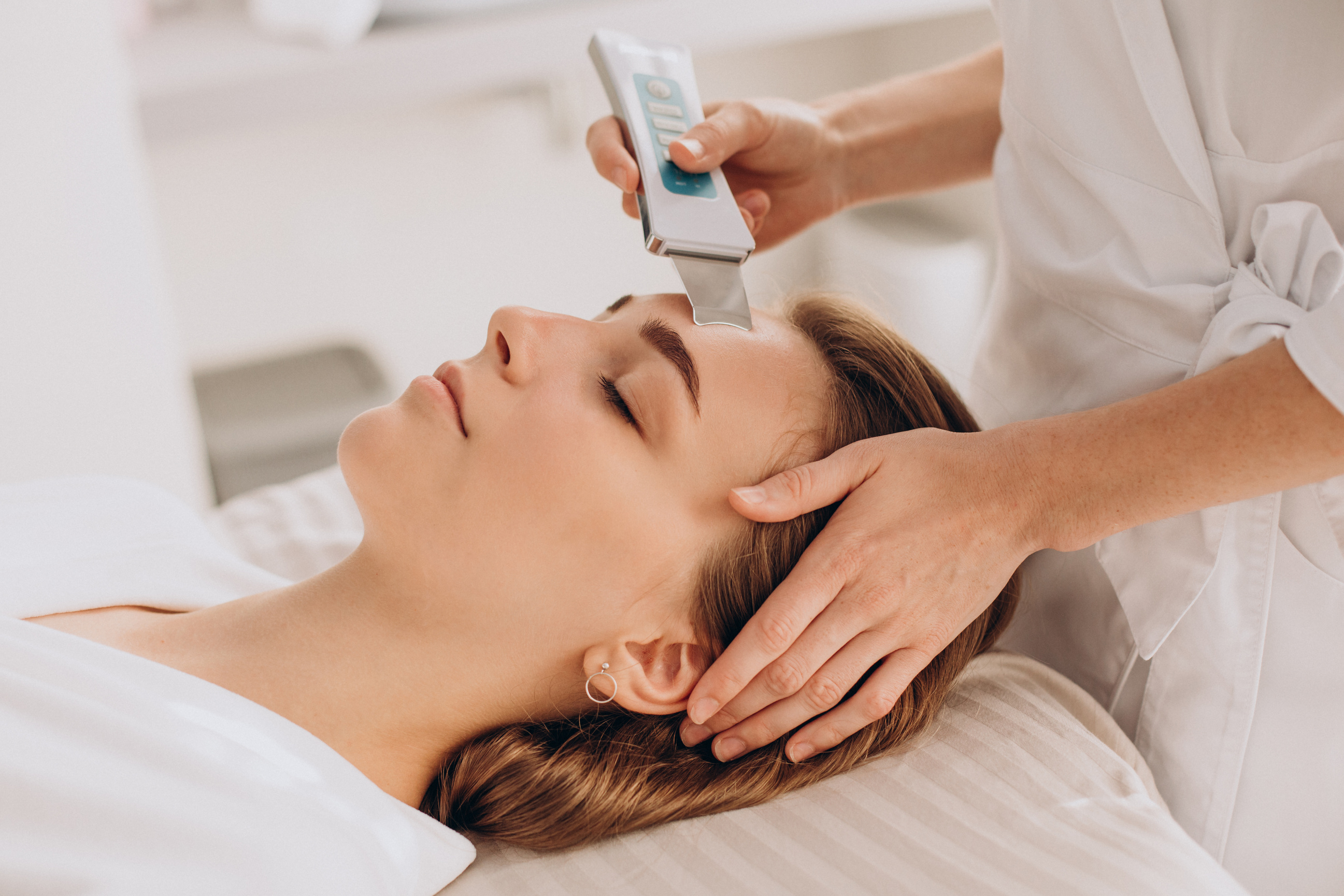 Woman having beauty treatment procedures ina salon